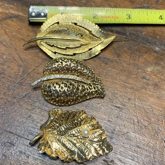 LOT OF 4 60’s GOLDEN LEAF BROOCHES AND ROSE BROOCH - Picture 11 of 13